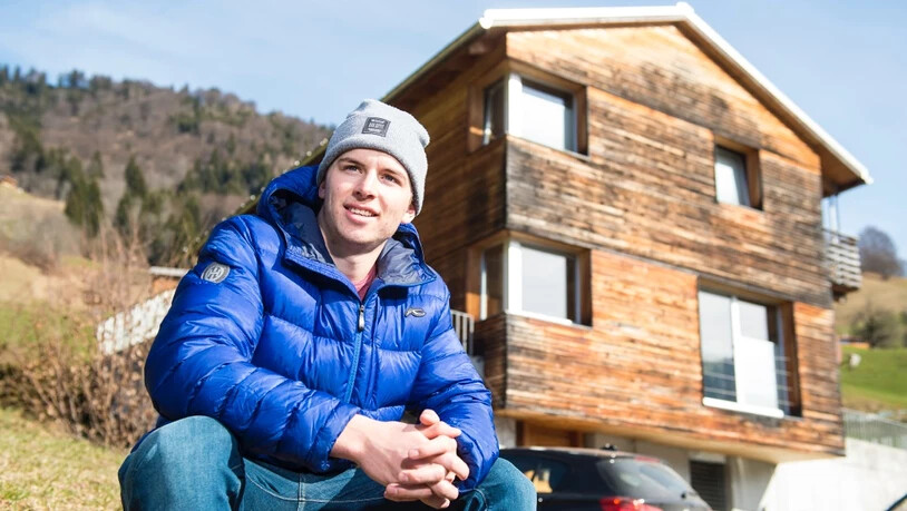 HCD Stürmer Tino Kessler vor dem Elternhaus in Oberpusserein. BIld Olivia Item