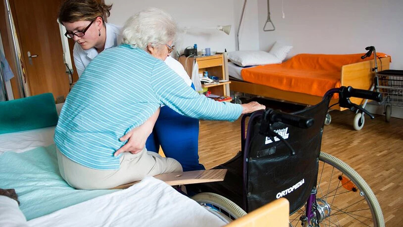 Hohe Last – tiefer Lohn: Eine Pflegerin wendet sich einer Altersheimbewohnerin zu. Bild Olivia Item