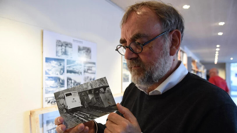 Startschuss für Geschichtsprojekt: Peter Jezler zeigt im «Bsinti» Historisches aus Braunwald. Bild Claudia Kock Marti