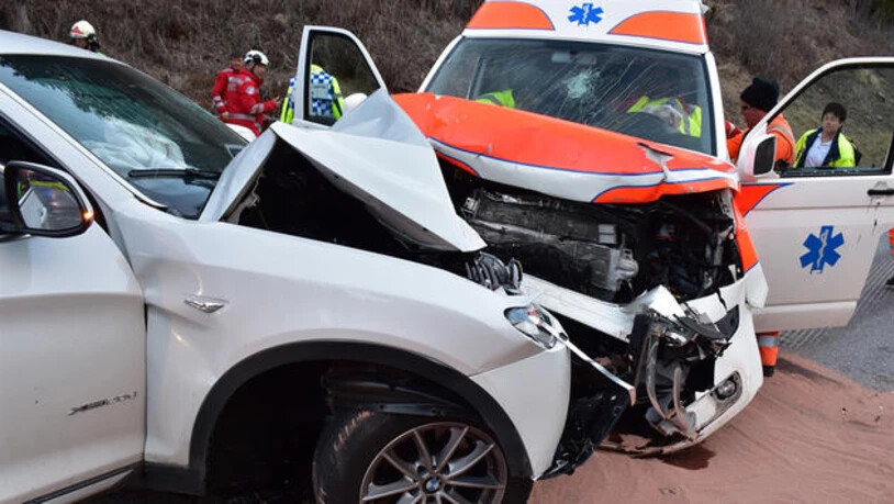 Der Schaden an den beiden Fahrzeugen nach dem Unfall bei Ramosch ist beträchtlich. Bild: Kantonspolizei Graubünden