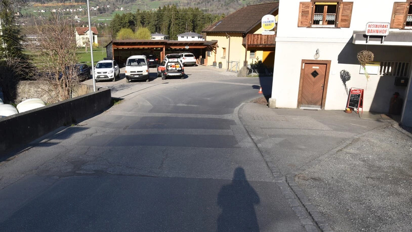In dieser Rechtskurve auf der Höhe des Restaurants «Bahnhöfli» in Cazis stürzte der Töfflifahrer. Bild Kantonspolizei Graubünden