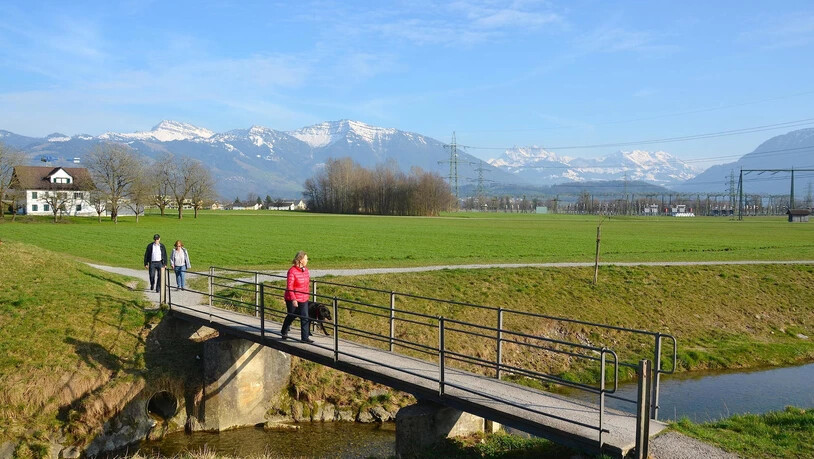 Aus klein mach gross: Das Wegbrücklein über den Ernetschwilerbach in Uznach wird zur dreieinhalb Meter breiten Brücke – und kostet entsprechend. (Bild Markus Timo Rüegg)