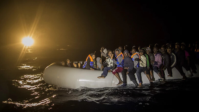 Flüchtlinge verlassen libysche Gewässer auf einem überfüllten Boot: Mehr Migranten nehmen die Reise über das Mittelmeer in Kauf. (Archivbild)