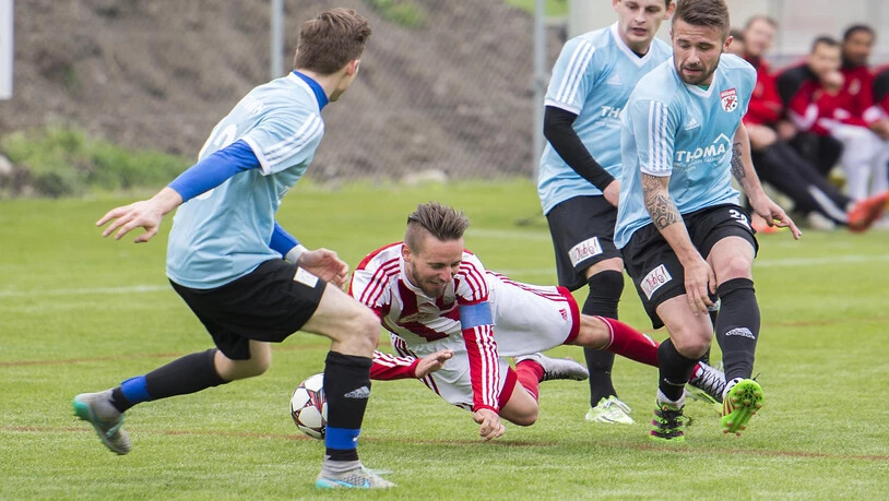 Drei Weesener Akteure nehmen einen Spieler der US Schluein Ilanz in die Mangel.