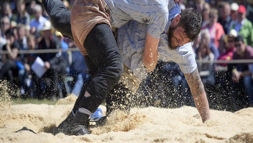 So wie Michael Bless (unten) beim Thurgauer Kantonalschwingfest geht es momentan den meisten Herausforderern von Armon Orlik.