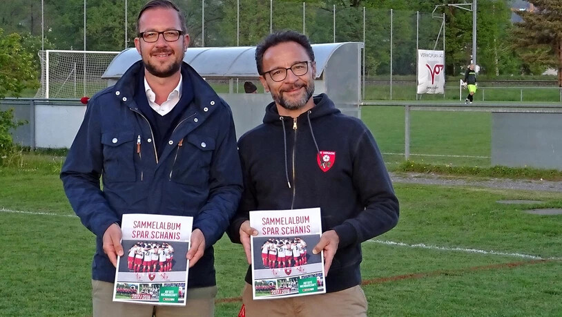 «Lässige Idee»: Samuel Hager und Giuseppe Petrizzo (rechts) vom FC Uznach zeigen das Sammelalbum.