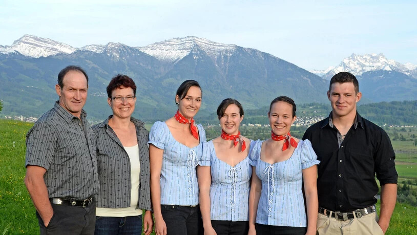 Eine Schwinger-Familie: Hans, Marlen, Sonja, Selina, Julia und Dominik Oertigs.