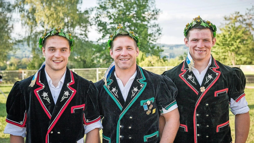 Dekorierte Häupter: Daniel Elmer, Adrian Oertig und Dominik Oertig (von links) verlassen das Zürcher Kantonalschwingfest mit dem Kranz.