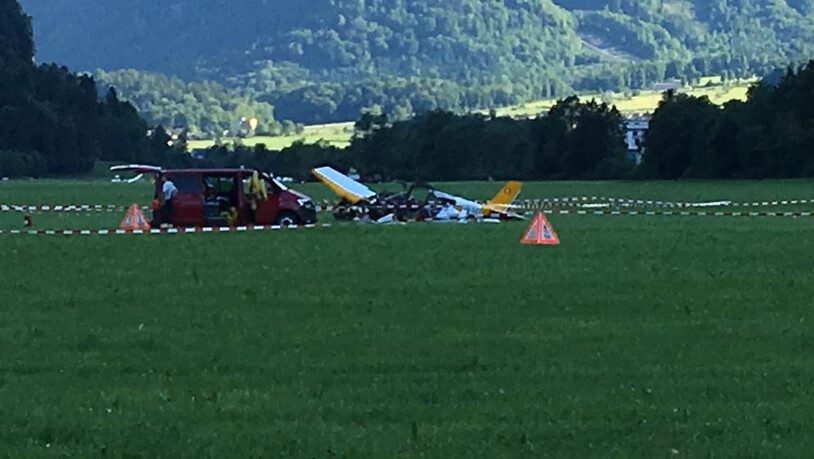 Rettungskräfte beim abgestürzten Flugzeug.