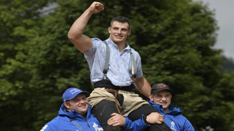 Samuel Giger heisst der Gewinner des Schwingfests in Niederurnen.