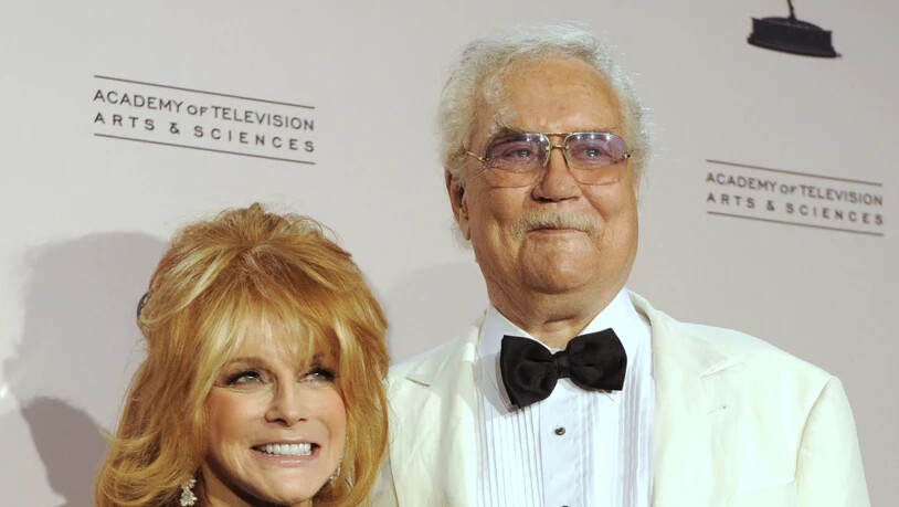 Der Schauspieler Roger Smith - hier mit seiner Frau, der Schauspielerin Ann-Margret - war in den 70er Jahren bekannt geworden durch die TV-Krimiserie "77 Sunset Strip". Nun ist er 84-jährig verstorben.