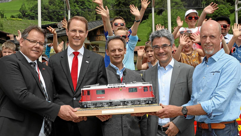 Die Spitze der RhB und Regierungsrat Mario Cavigelli feiert den neuen Bahnhof. 