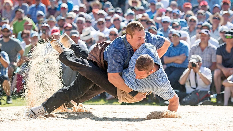 Übermächtig: Joel Wicki (oben) lässt im Schlussgang Philipp Laimbacher zum zweiten Mal keine Chance.