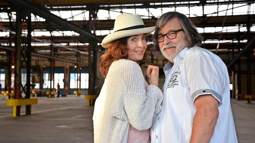 Hier wird gespielt: Anna-Göldi-Darstellerin Masha Karrell posiert schon einmal mit Marc «Cuco» Dietrich in der Halle, in der das Musical aufgeführt wird. 