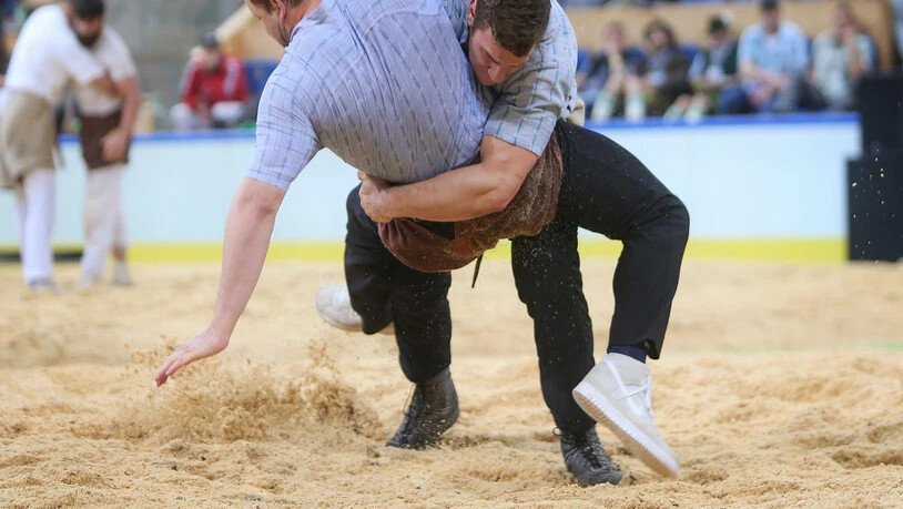 Armon Orlik legt Stephan Studinger auf den Rücken.