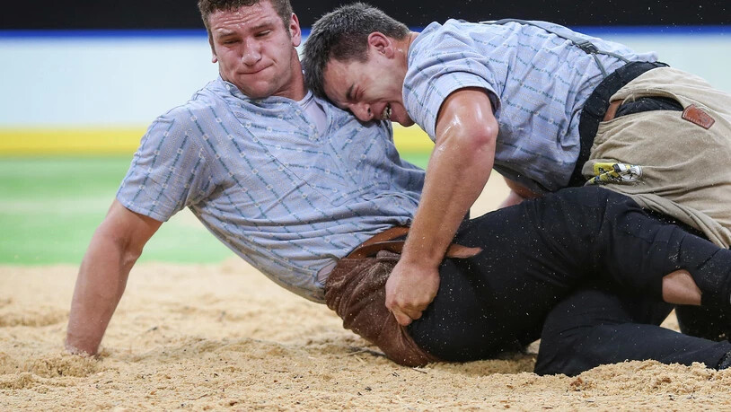 Armon Orlik (links) muss gegen Samuel Giger untendurch.