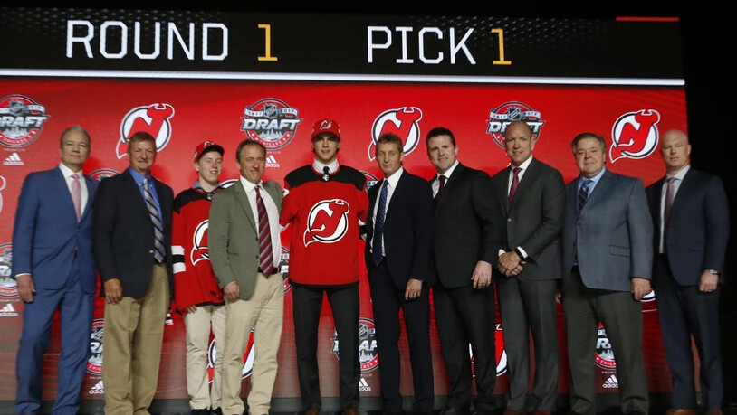 Der frischgebackene Nummer-1-Draft Nico Hischier (Mitte) posiert im Trikot der New Jersey Devils