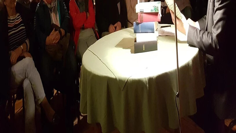  rund 60 Personen wurden von einer Lesung unterhalten während sie auf den Schwertransport warteten.