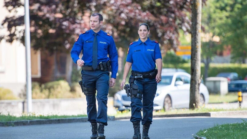 Zahlreiche Deutschschweizer Polizeikorps testen ab Juli neue Uniformen.