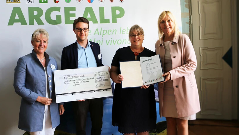 Barbara Janom Steiner (links) und Beate Merk (rechts) gratulieren den Preisträgern Philipp Wilhelm und Johanna Veit Gröbner.