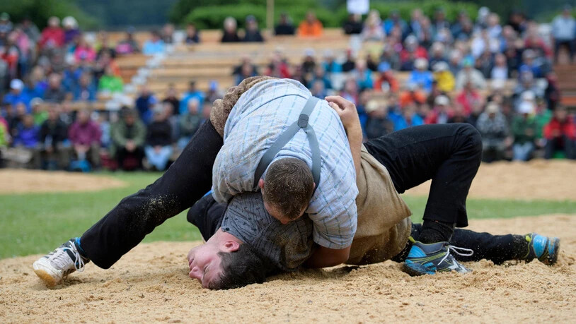 Domnik Oertig, hier für einmal unten, schwingt am Bündner-Glarner hervorragend.