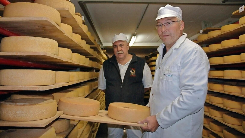 Heinz Trachsel, Geschäftsführer der Glarona (vorne), ist stolz auf das Glarner Traditionsprodukt.