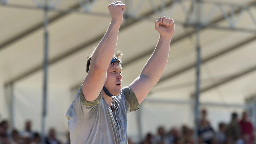 Bernhard Kämpf feiert seinen Sieg im Schlussgang gegen Johann Borcard