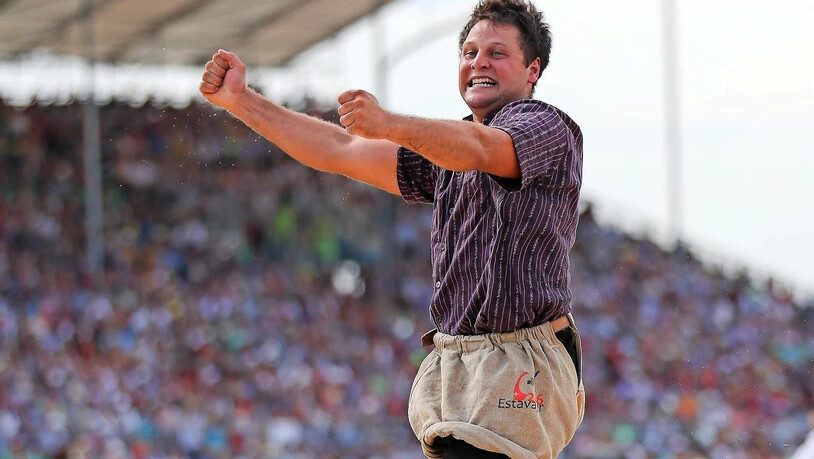 Der Karriere-Höhepunkt: Die Freude nach dem Kranzgewinn in Estavayer-le-Lac ist bei Peter Horner riesig.Erwin Keller