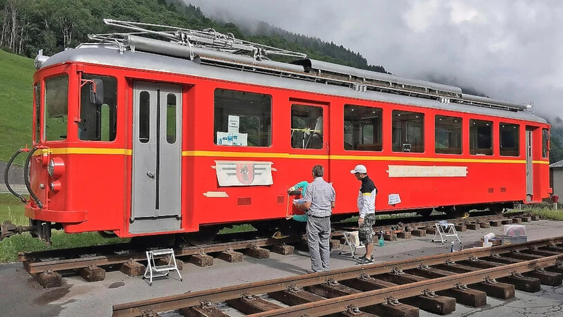 Letzte Arbeiten im letzten Herbst: In Elm bringen Sernftalbahn-Vereinsmitglieder die Beschriftung am Triebwagen Nr. 6 an.