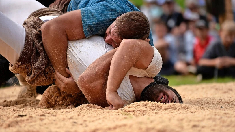 Die Entscheidung im Schlussgang: Aus der Umklammerung von Roger Rychen gibt es für Reto Landolt kein Entkommen. 