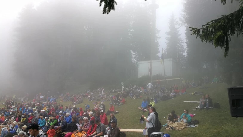 Trotz Nebel geht es weiter in die Zweikämpfe.