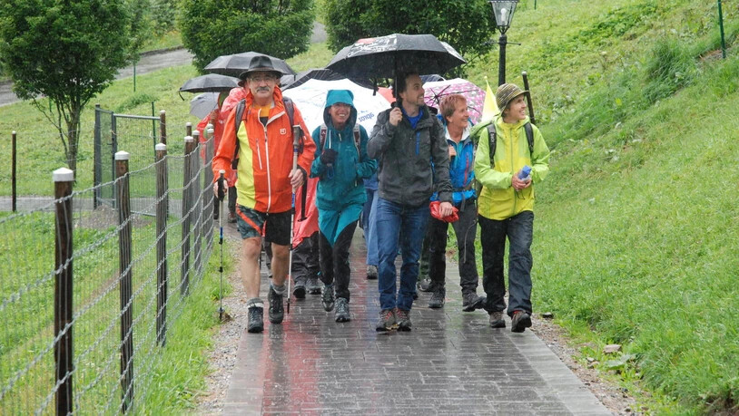 Trotzdem dem Regen: Die Wanderer der dritten Etappe.