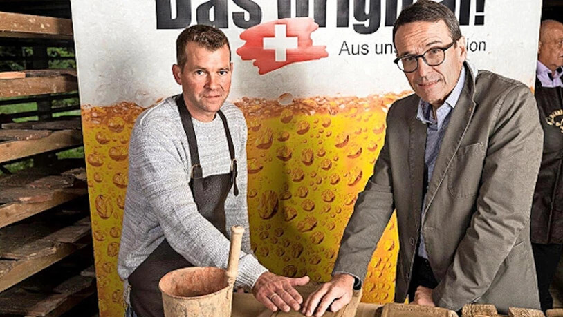 Fast wie in Hollywood: Adler-Braumeister Jörg Kambach (links) und Roland Oeschger besiegeln ihr Engagement.