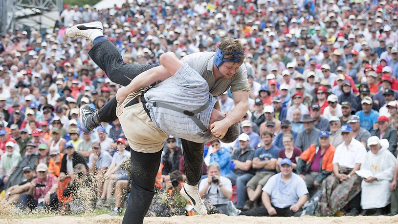 Einer von drei Siegern am Brünig-Schwinget: Bernhard Kämpf (oben), hier im Duell mit dem Nordostschweizer Samuel Giger