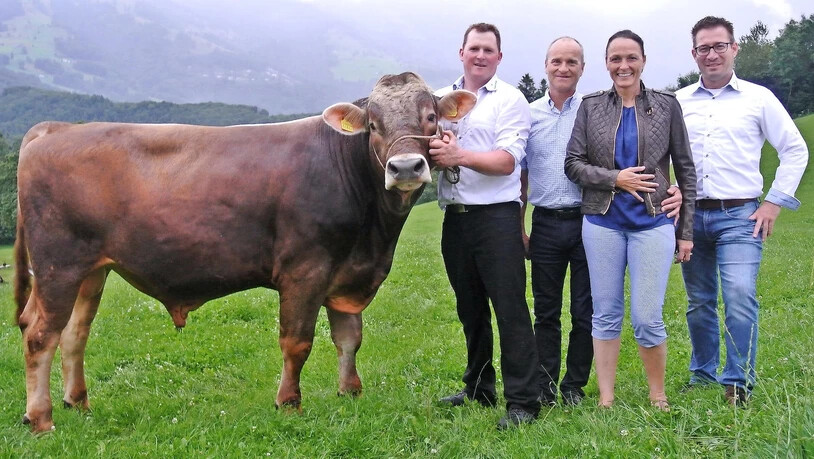 Züchter Stefan Landolt (von links), die Spender Herbert und Tamara Lins und OK-Chef Ivo Reichenbach präsentieren «Napoleon».