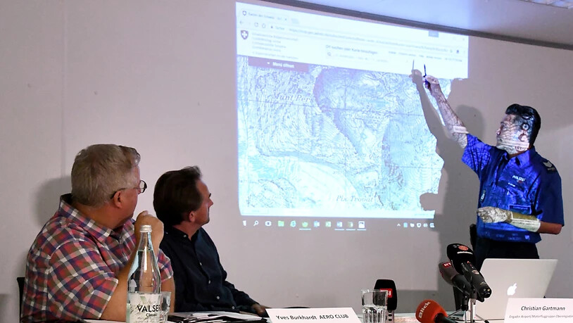 Erläutert an der Pressekonferenz vom Freitag die Flugroute der Piper: Roman Rüegg, Sprecher der Kantonspolizei Graubünden.