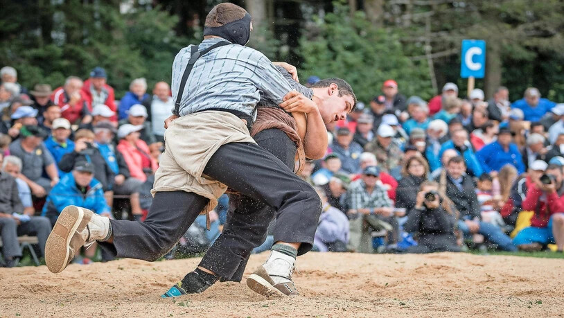 Dominik Oertig (hinten) setzt gegen Pirmin Gmür zu seinem berüchtigten Hüfter an.