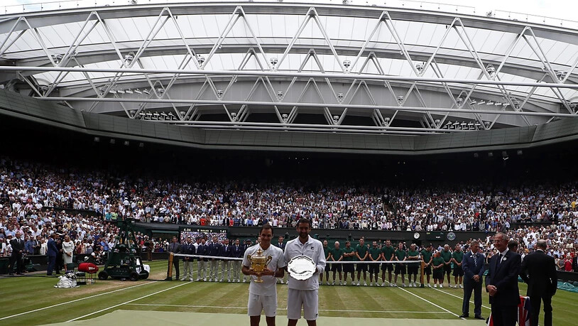 Bisher einziger Platz in Wimbledon mit einem Dach: Roger Federer nach seinem Finalsieg gegen Marin Cilic auf dem Centre Court