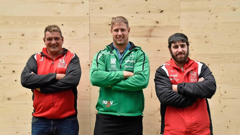 Der Technische Leiter Fridolin Beglinger bei seiner dritten Teilnahme, diesmal als Betreuer, und die beiden Aktiven Roger Rychen und Reto Landolt (von links) vertreten das Glarnerland am Unspunnen-Schwinget.