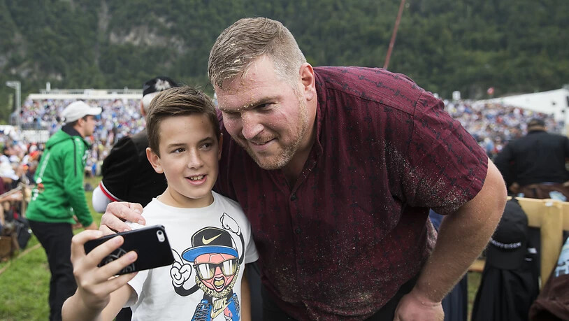 Unspunnen-Sieger Christian Stucki nimmt sich Zeit für seine Fans