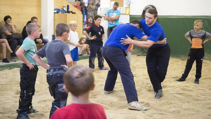 Armon Orlik und Edi Philipp demonstrieren die Grundtechniken.