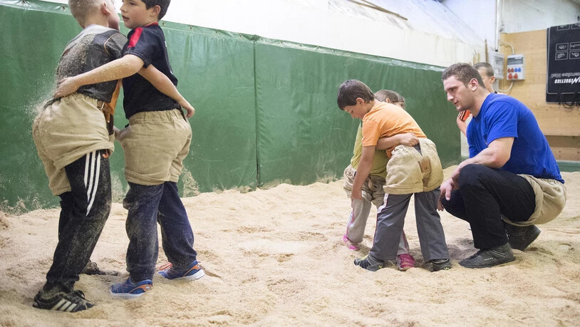 Strenger Lehrer: Orlik achtet auf den richtigen Griff.