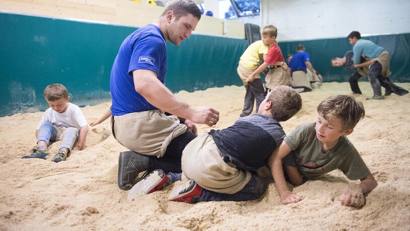 Armon Orlik führt die Jungen in die Kunst des Schwingsports ein.
