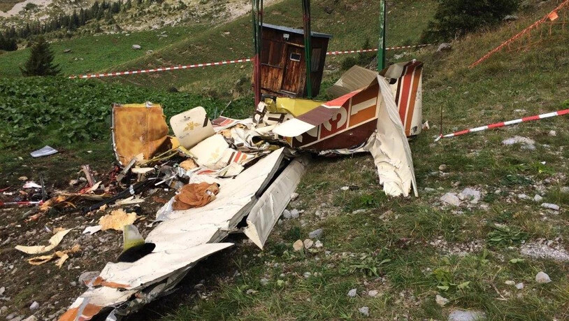 Die Überreste des in Braunwald abgestürzten Kleinflugzeugs.