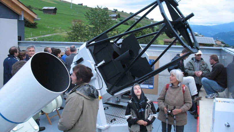 Besucherinnen und Besucher der Sternwarte bestaunen die Beobachtungsinstrumente.