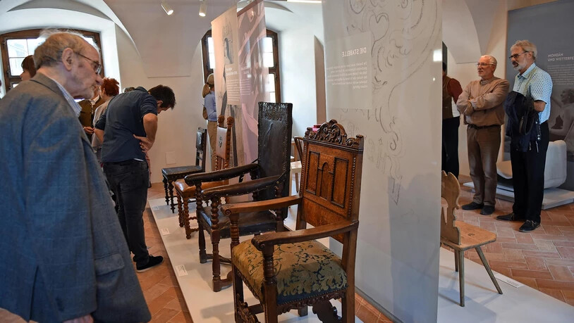 Lange der Obrigkeit vorbehalten: Ab dem 17. Jahrhundert repräsentieren Glarner Familien ihre Macht auch mit signierten Prunkstühlen.