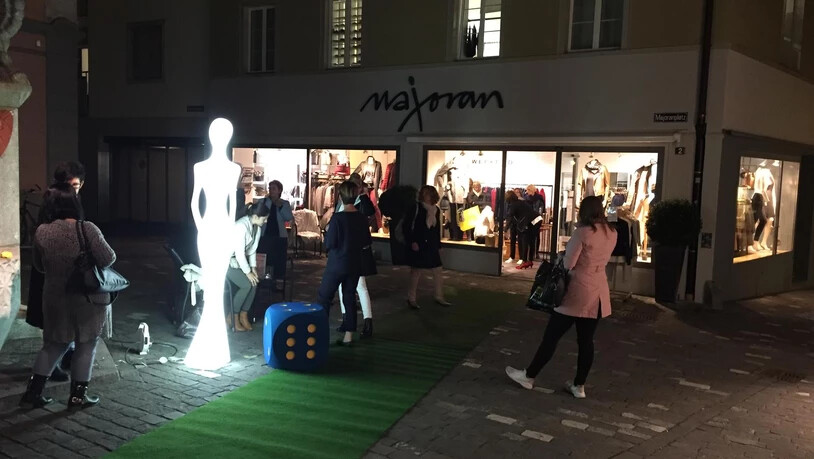 Vor dem Kleidergeschäft Majoran wird wie wild gewürfelt.