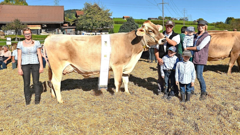 Toller Erfolg: Familie Raymann posiert mit Miss Ernetschwil Vanna und Ehrendame Barbara.