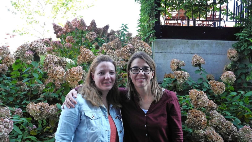 Die Initiantinnen: Petra Baumann (rechts) und Susanne Assion haben ein Glarner Strassenfussballteam zusammengestellt.  Pressebild