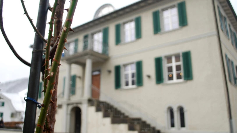 Glarus Süd (im Hintergrund das Gemeindehaus) wird wohl 2019 die Steuern erhöhen müssen.